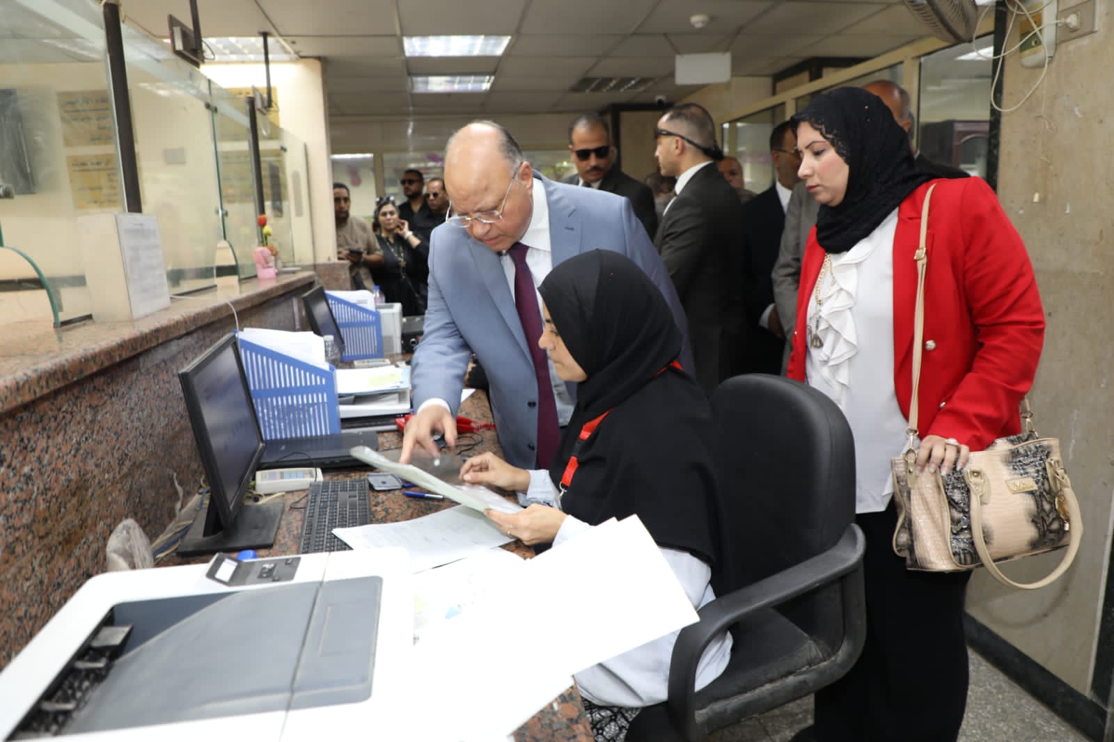 محافظ القاهرة يتفقد المركز التكنولوجي بحى عين شمس لمتابعة مستوى الخدمات 4