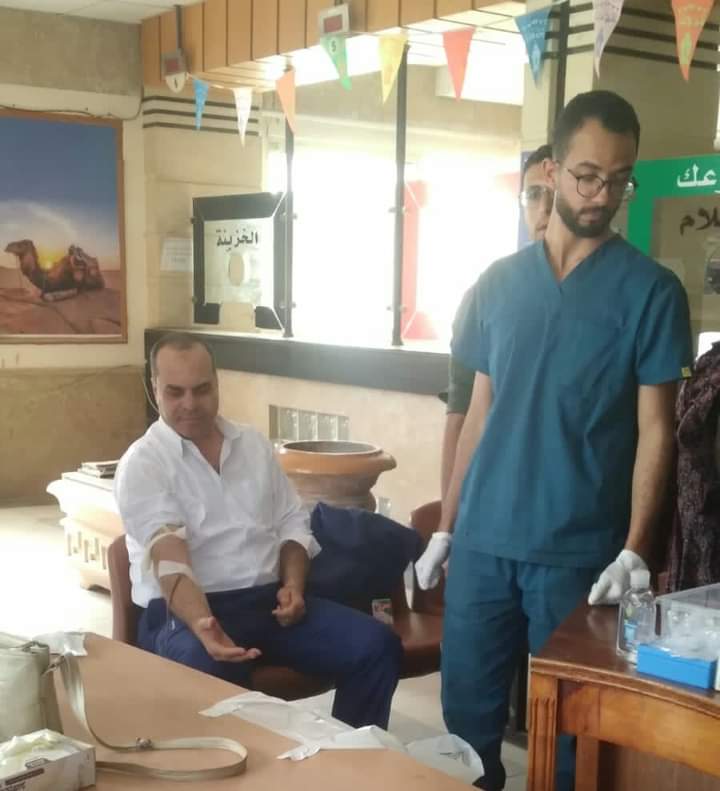 رئيس مركز برج العرب يتبرع بالدم لمرضي الأورام