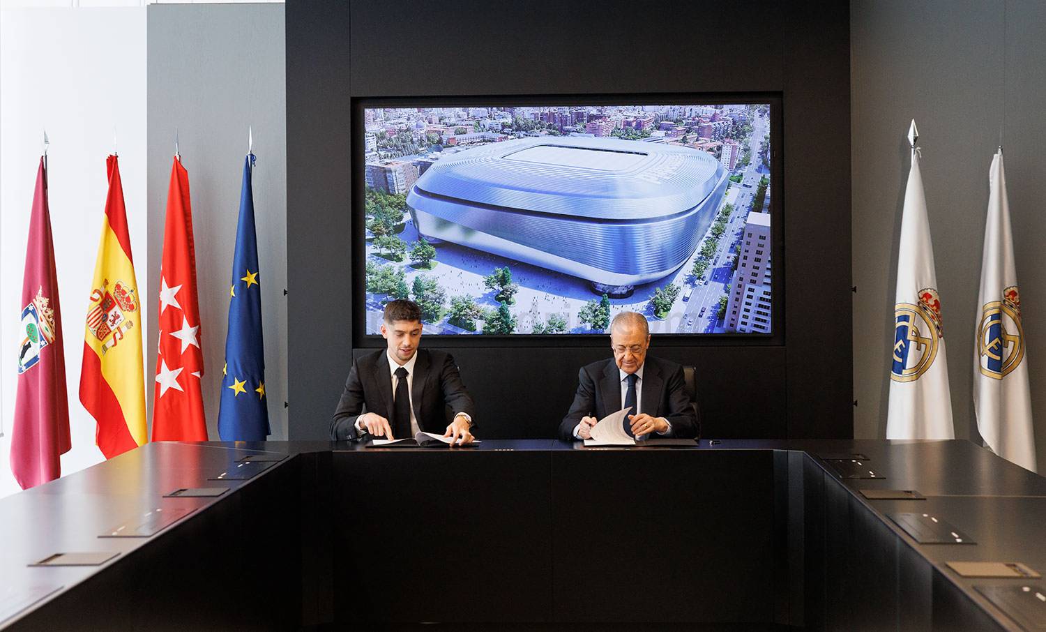 فالفيردي مع رئيس ريال مدريد لحظة توقيع العقود