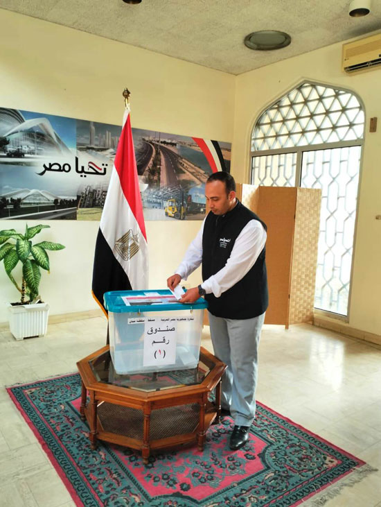 توافد أعداد كبيرة للجالية المصرية بسلطنة عمان للتصويت بانتخابات الرئاسة (14)