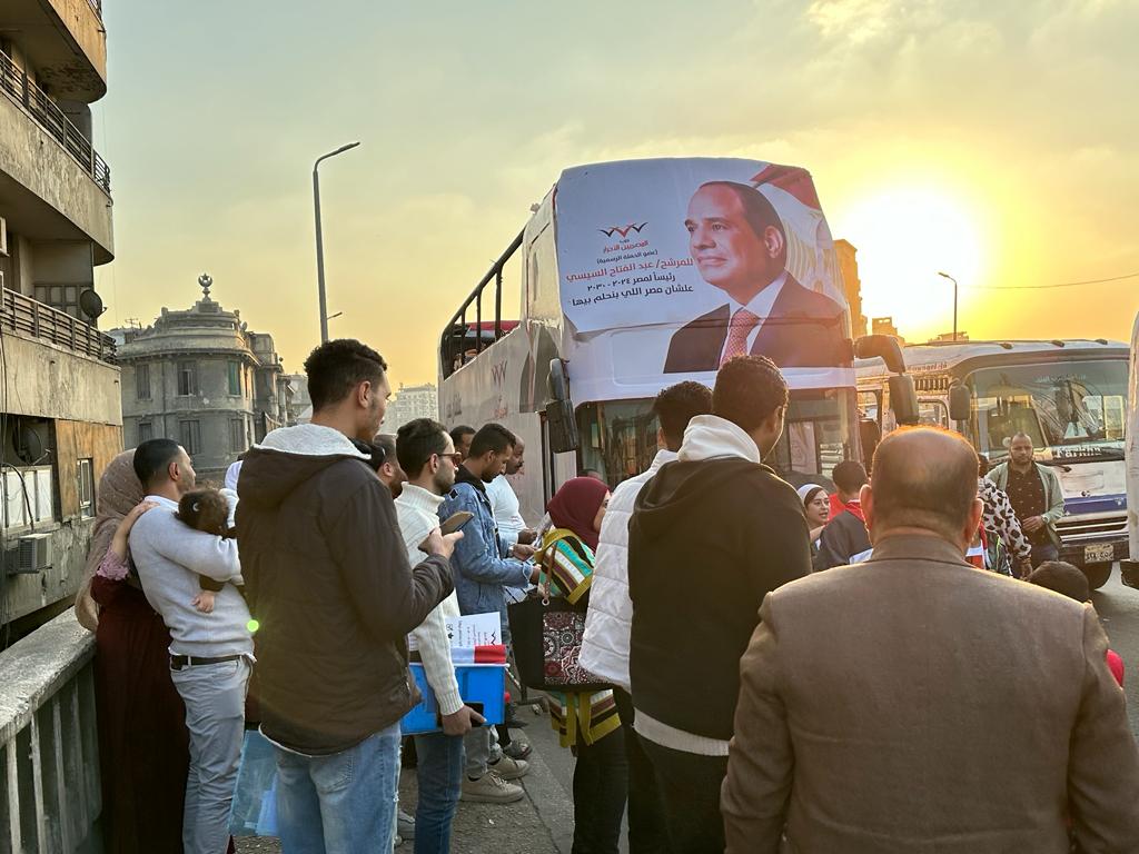 جولة لحزب المصريين الأحرار بالأتوبيس المكشوف