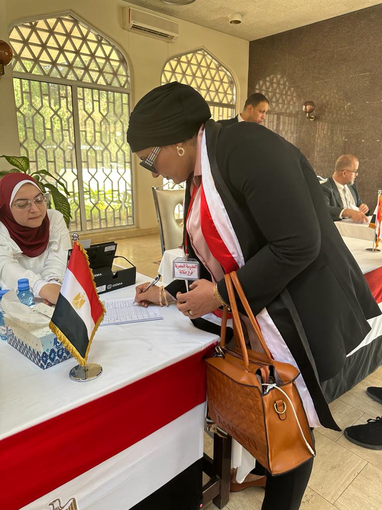 انتظام سير العملية الانتخابية فى سفارة مصر بمسقط