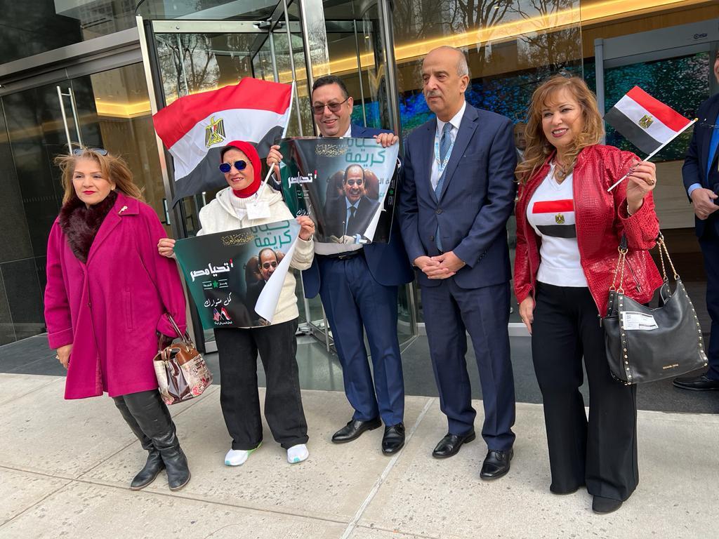 جانب من المصريين بنيويورك  يحملون علم مصر أمام مقر السفارة المصرية