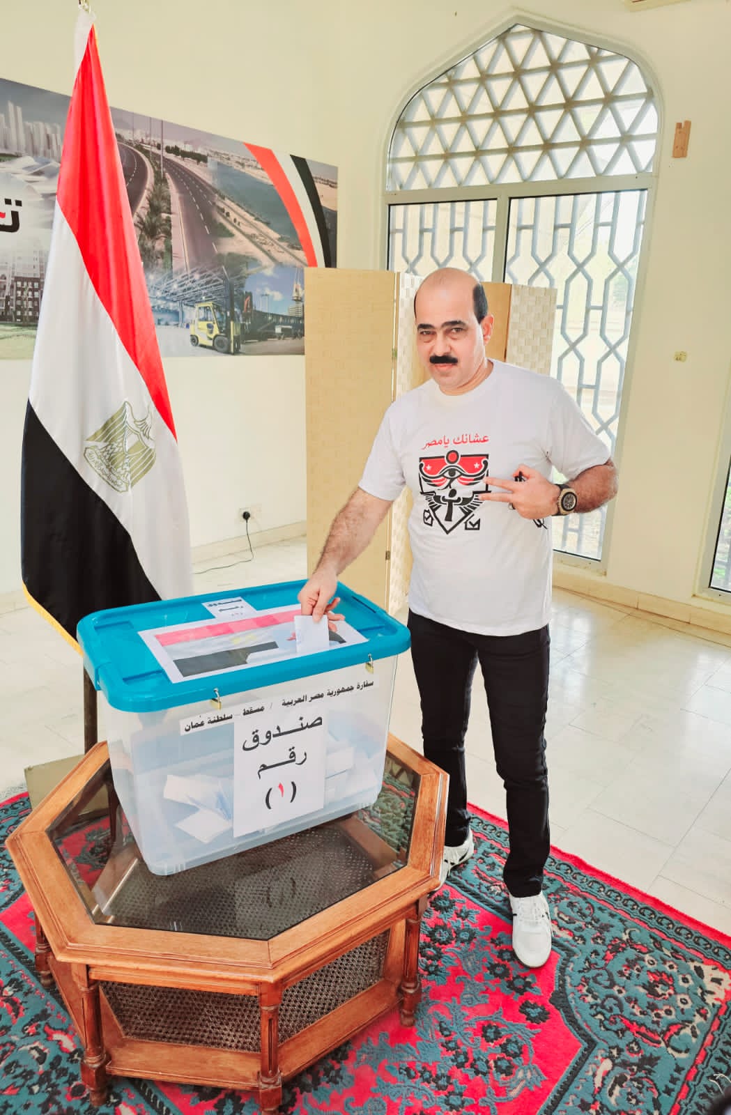 أحد الناخبين من أبناء الجالية المصرية فى السلطنة