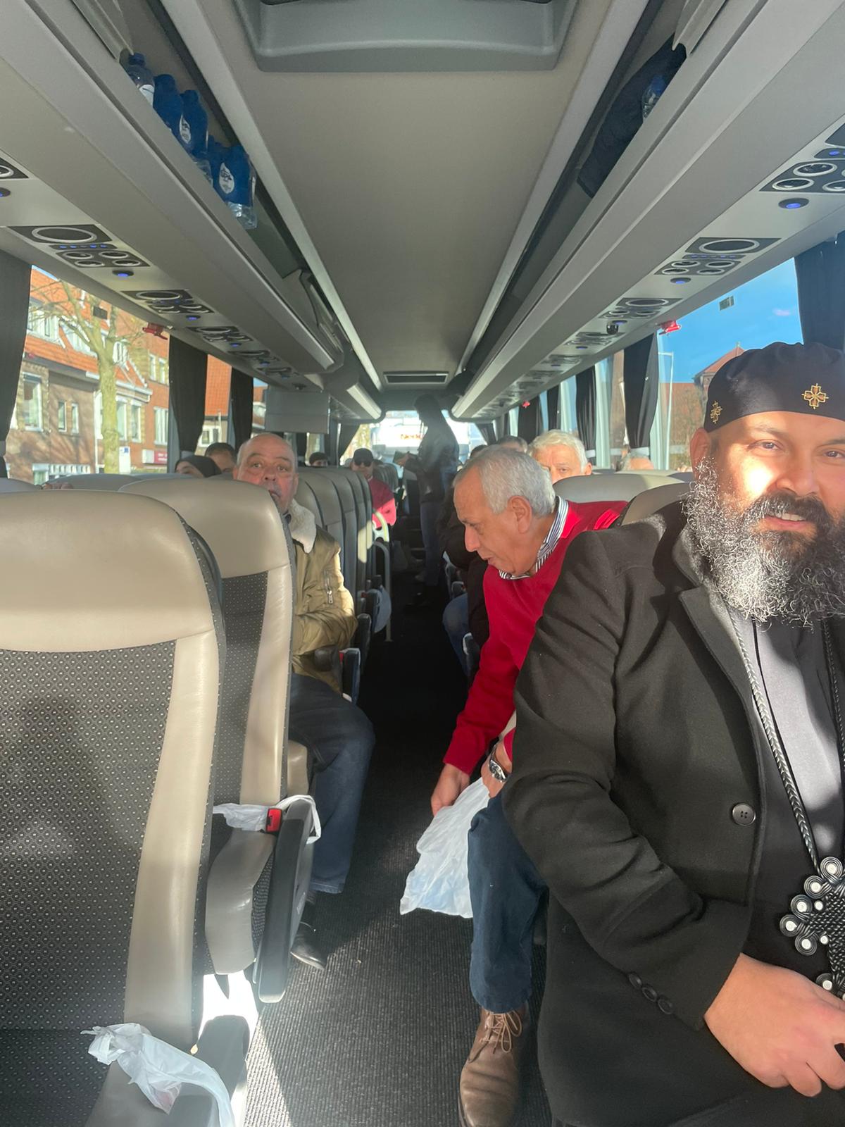 حافلات تنقل المصريين فى هولندا للتصويت