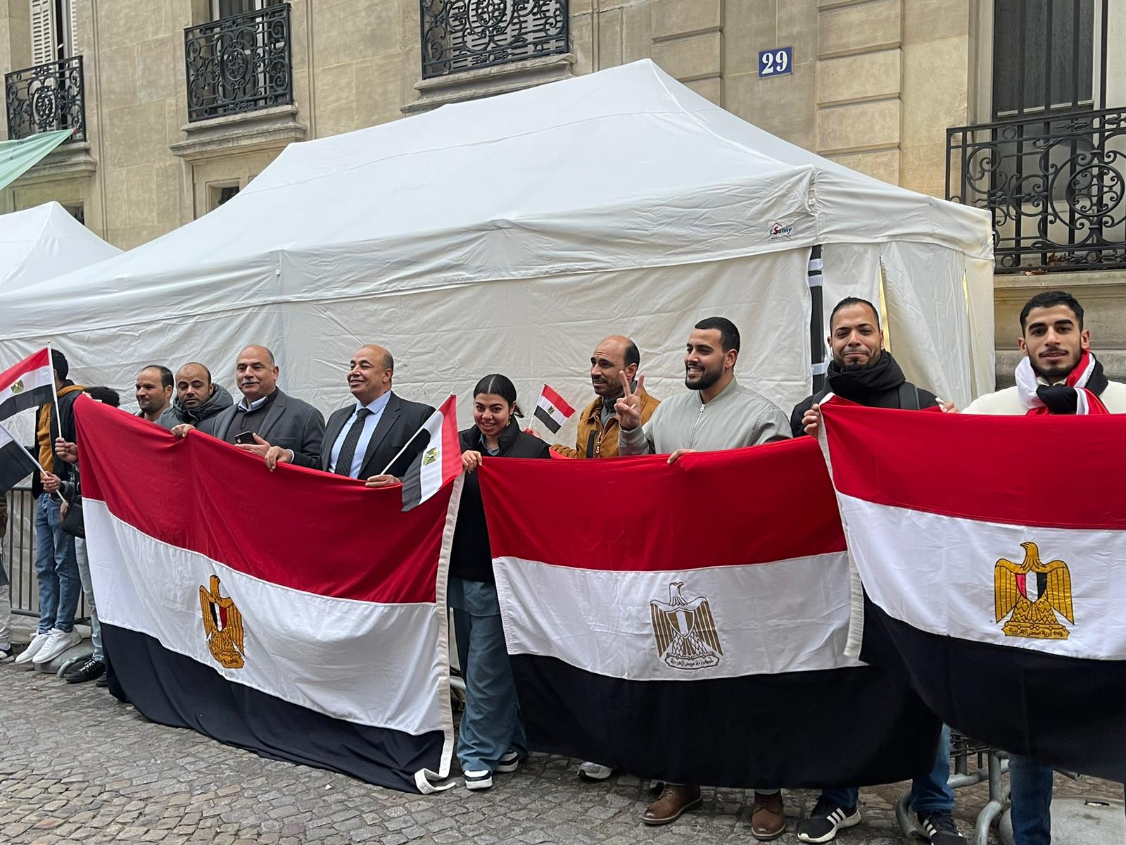 مصريون يحملون أعلام مصر بفرنسا