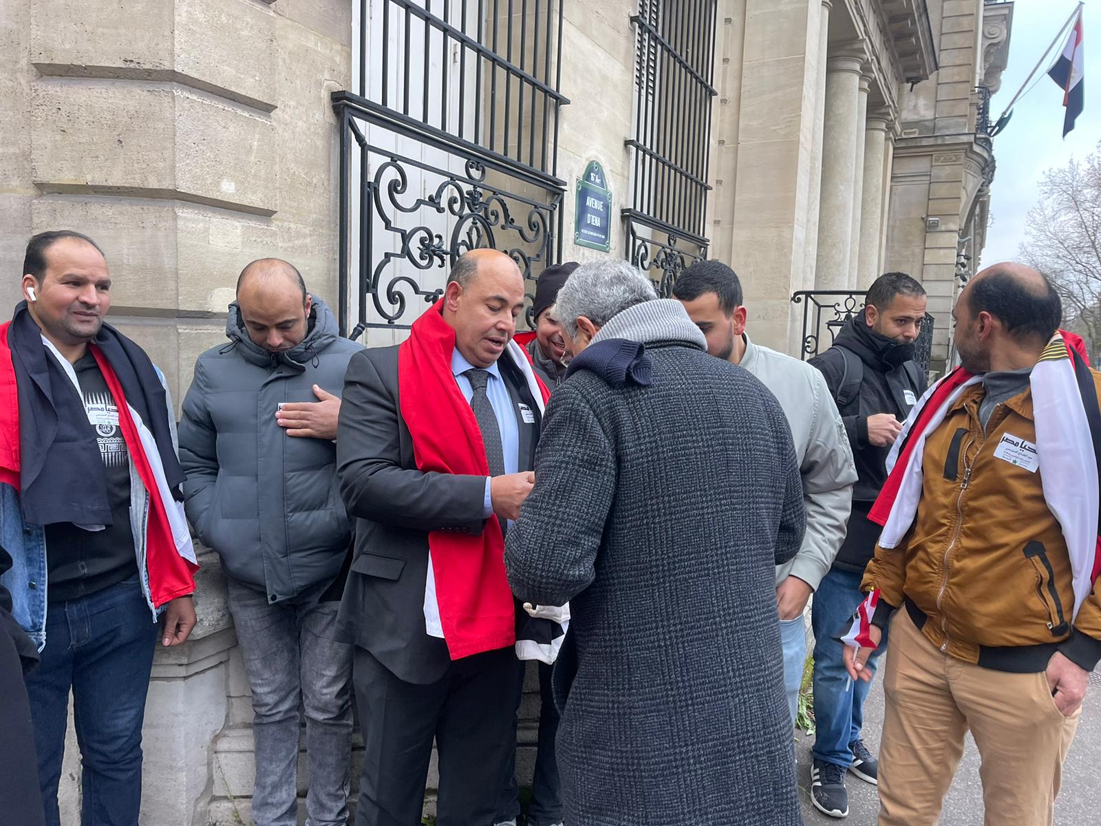 اصطفاف الجالية المصرية بباريس أمام السفارة
