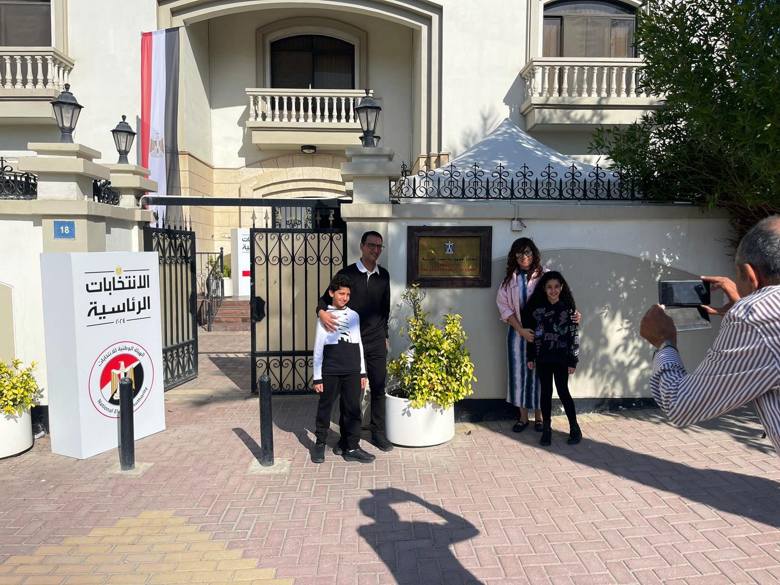 أبناء الجالية المصرية بالبحرين يدلون بأصواتهم بالانتخابات الرئاسية (9)