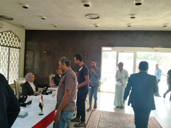 توافد أعداد كبيرة للجالية المصرية بسلطنة عمان للتصويت بانتخابات الرئاسة (7)