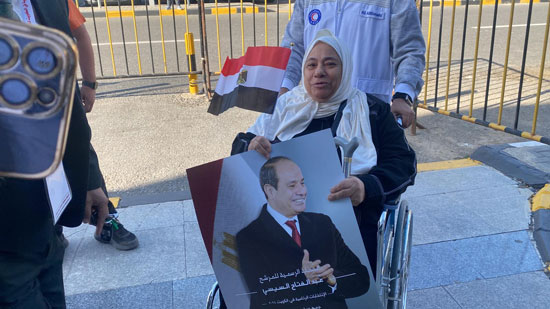 مسنة مصرية بالكويت تشارك فى الإنتخابات