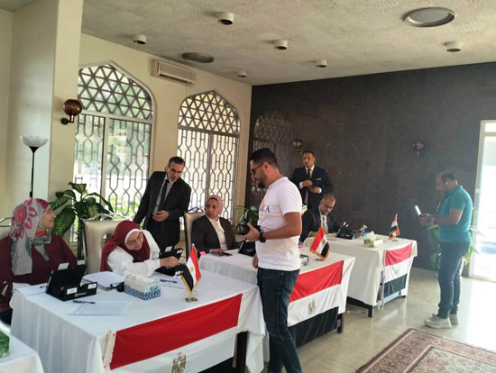 توافد أعداد كبيرة للجالية المصرية بسلطنة عمان للتصويت بانتخابات الرئاسة (12)
