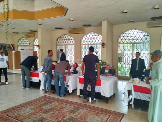 توافد ابناء الجالية المصرية بسلطنة عمان للادلاء باصوتهم فى الانتخابات