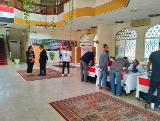توافد أعداد كبيرة للجالية المصرية بسلطنة عمان للتصويت بانتخابات الرئاسة (2)