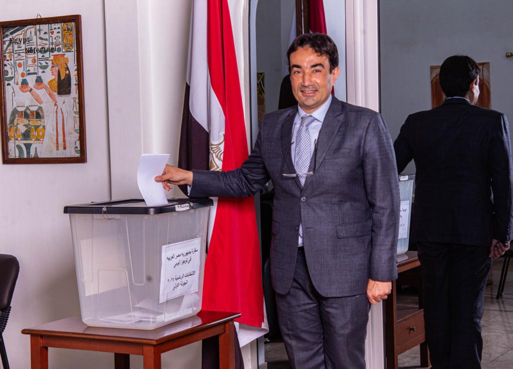 سفير مصر في توجو يدلي بصوته