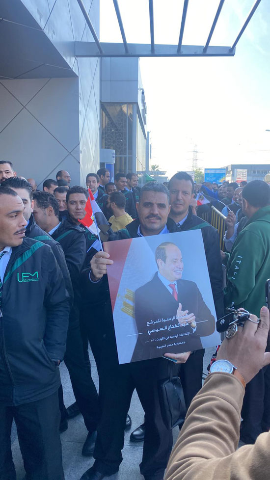 ابناء الجالية المصرية بالكويت يرفعون صورة الرئيس