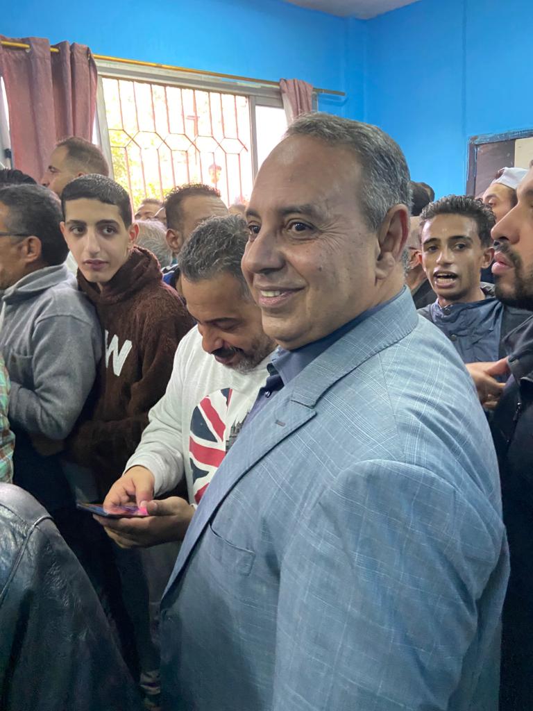 النائب تيسير مطر ينتظر دوره للإدلاء بصوته