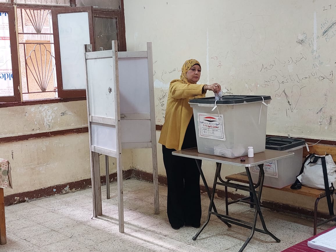 الدكتورة كوثر محمود تدلى بصوتها فى الانتخابات