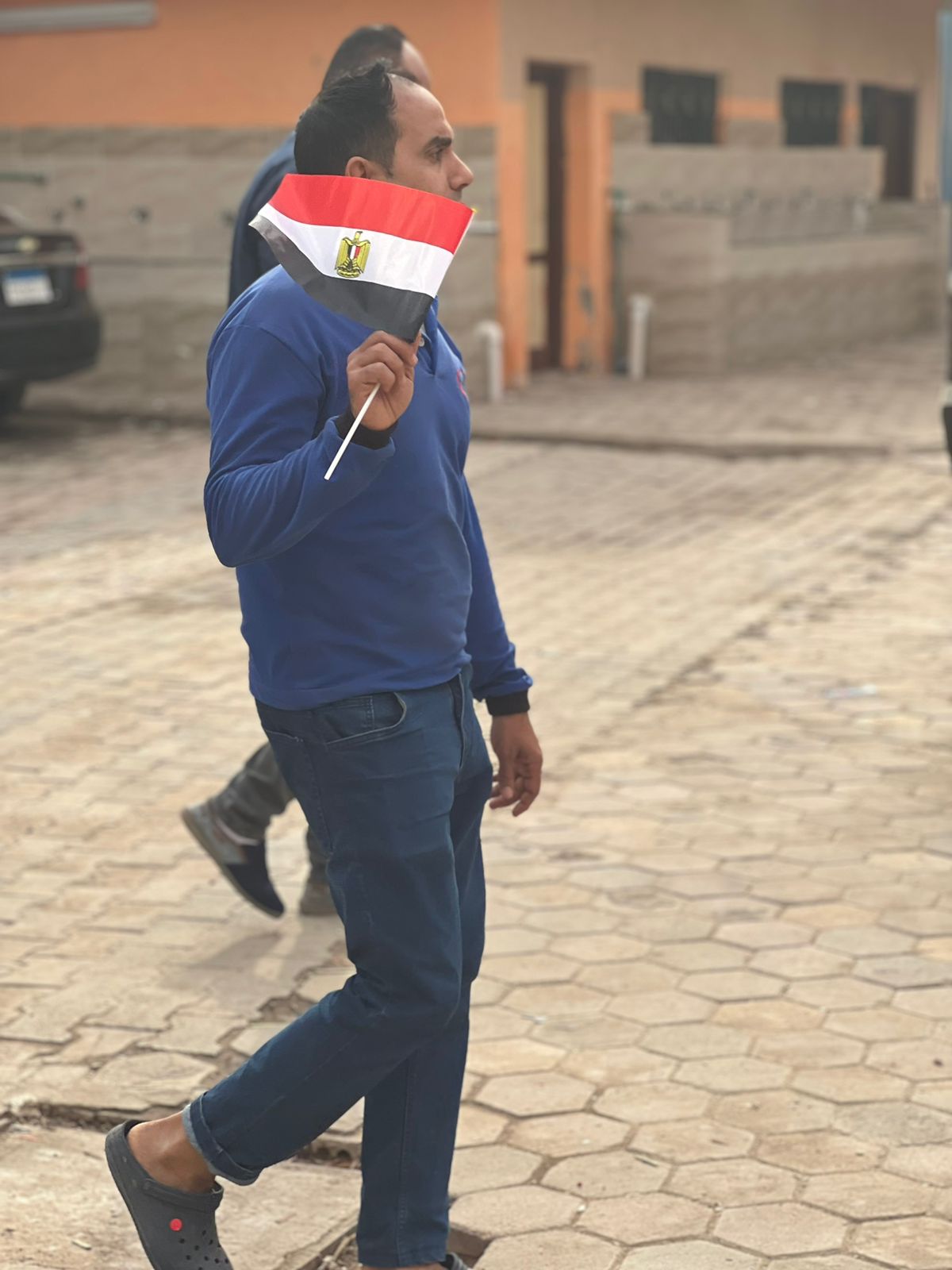 رجل يحمل علم مصر