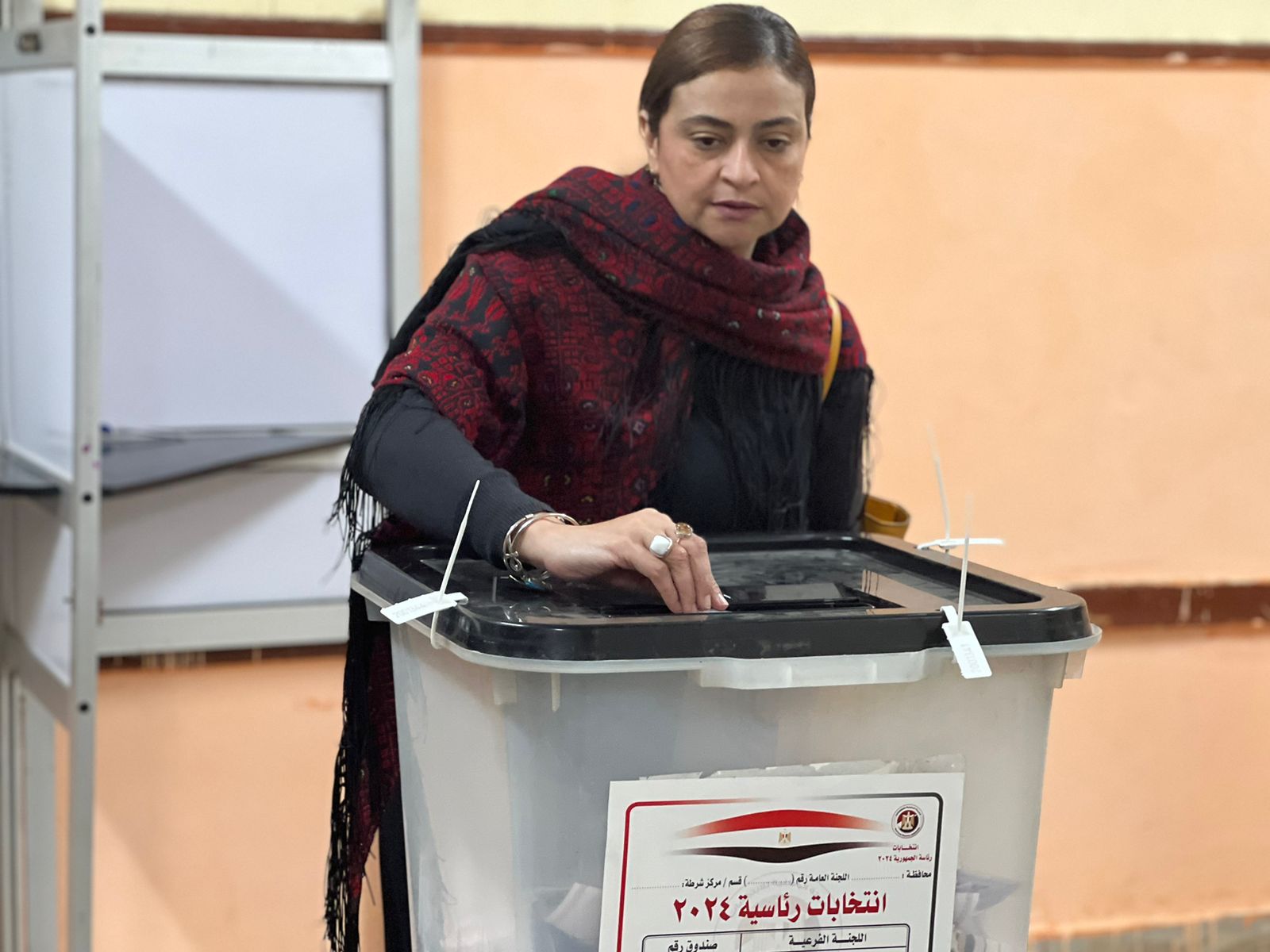 علا الشافعي رئيس تحرير اليوم السابع بصوتها في الانتخابات الرئاسية 2024