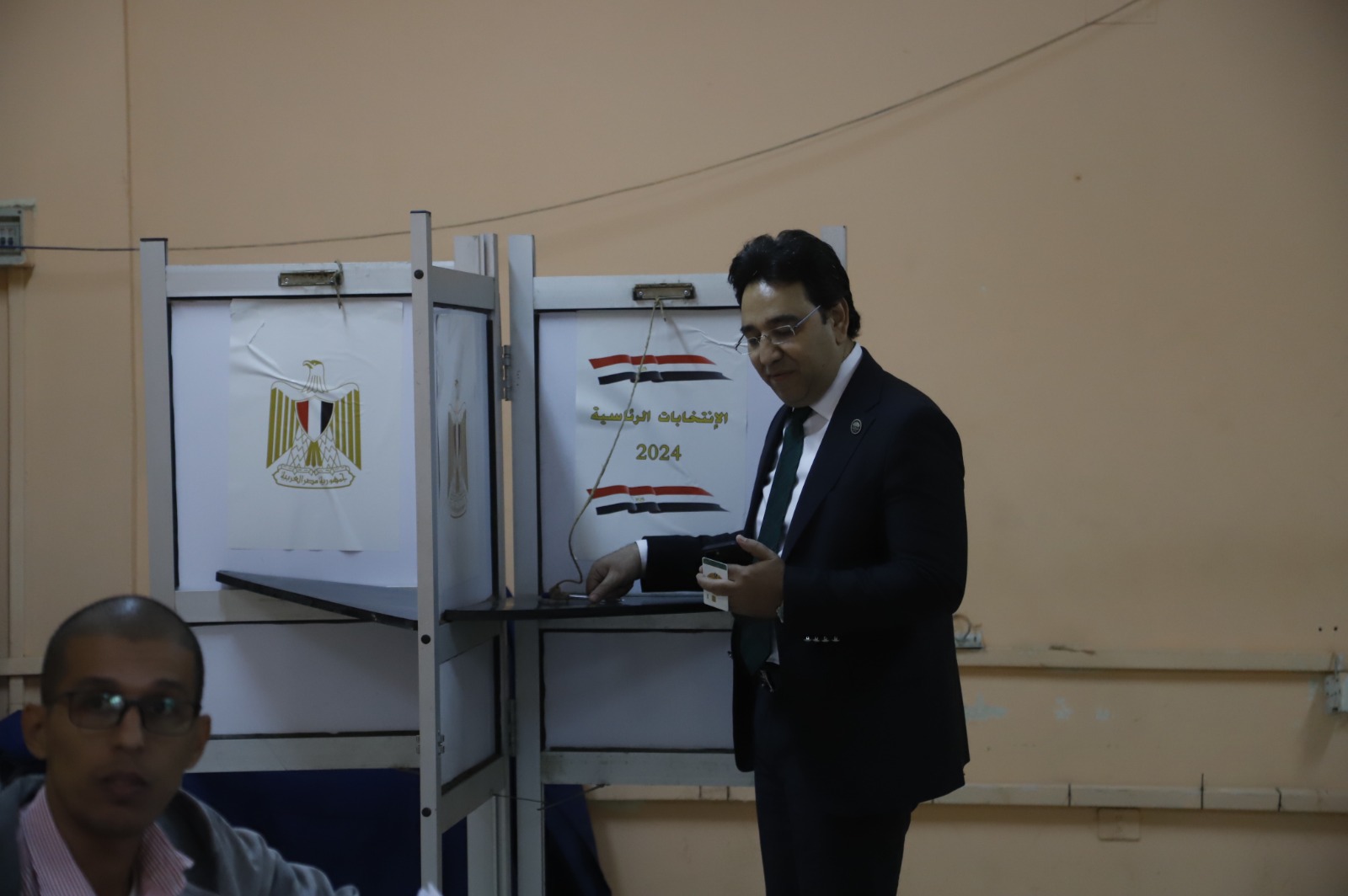 النائب أيمن محسب يدلي بصوته في الانتخابات الرئاسية (3)