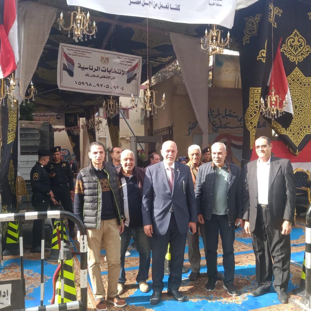 النائب حازم الجندى يدلى بصوته (3)