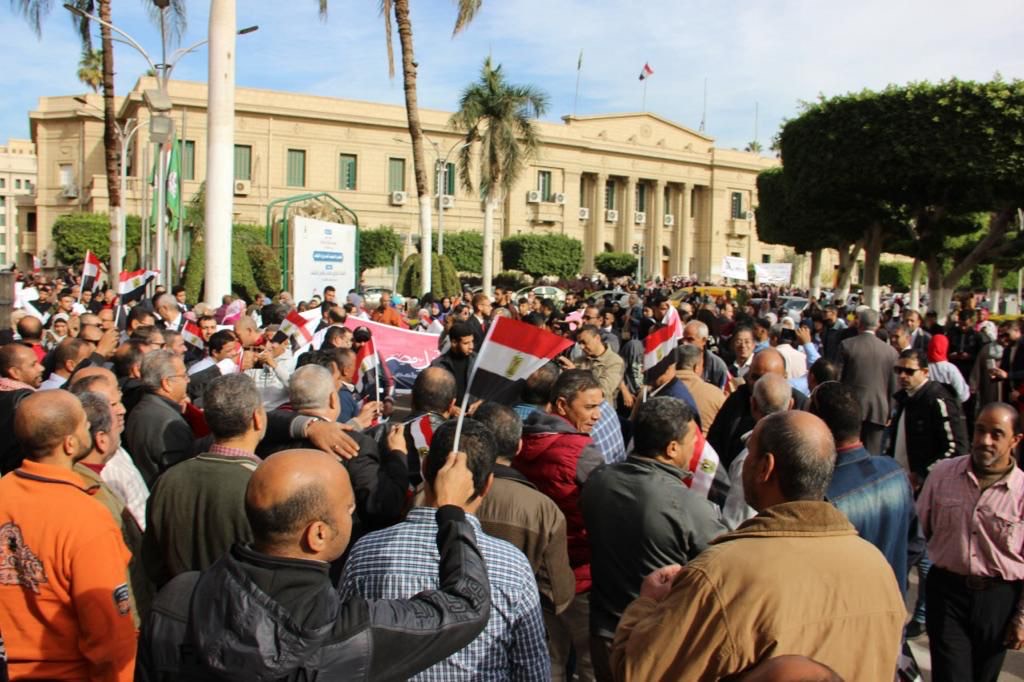طلاب جامعة القاهرة بأعلام مصر