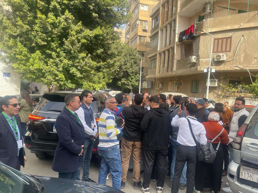 حشود حول مرشح حزب الوفد لانتخابات الرئاسة عبد السند يمامة حشود حول مرشح حزب الوفد لانتخابات الرئاسة عبد السند يمامة