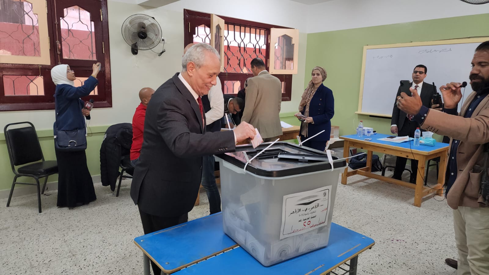 محافظ الأقصر يدلي بصوته في الانتخابات الرئاسية (2)