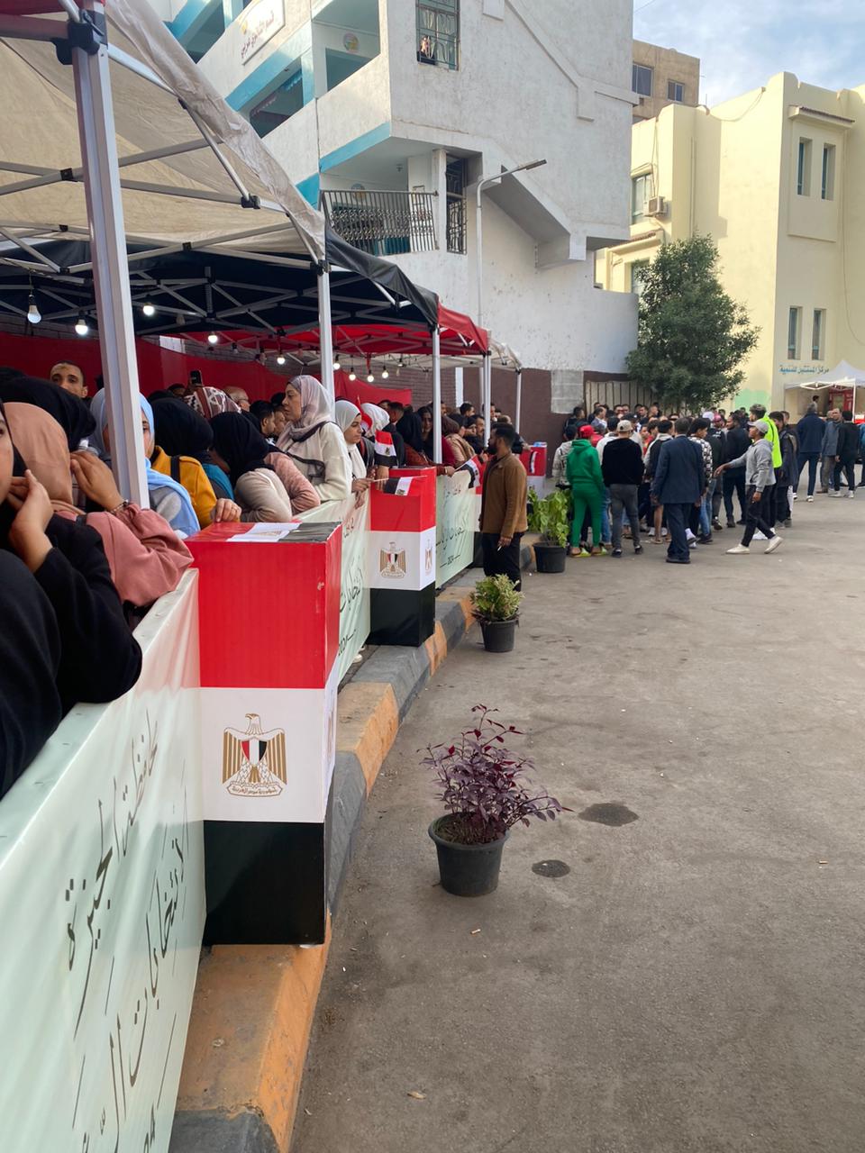 احتشاد الناخبين أمام المدرسة القومية بالعجوزة احتشاد الناخبين أمام المدرسة القومية بالعجوزة