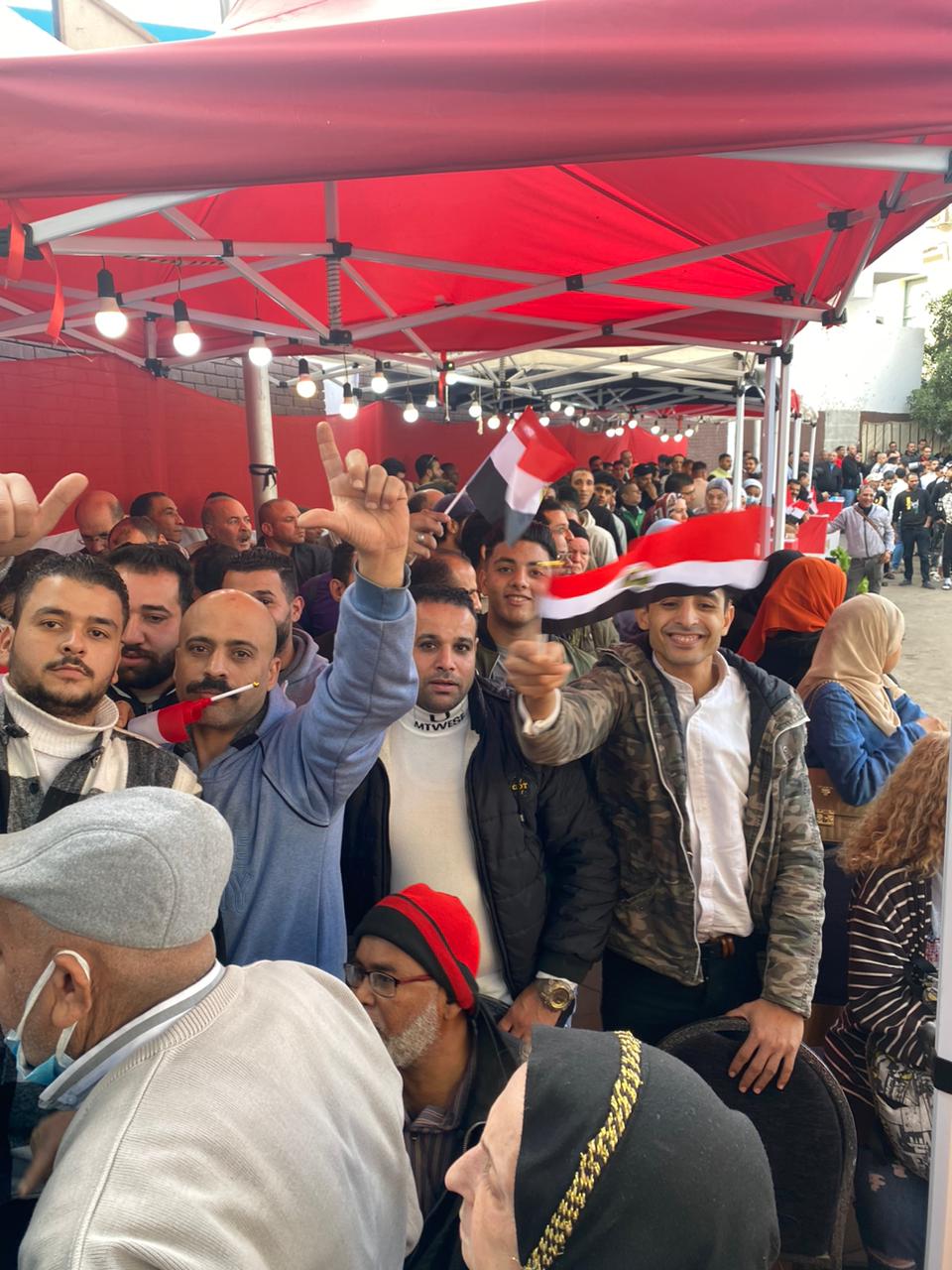 طوابير الناخبين أمام لجنة المدرسة القومية بالعجوزة طوابير الناخبين أمام لجنة المدرسة القومية بالعجوزة