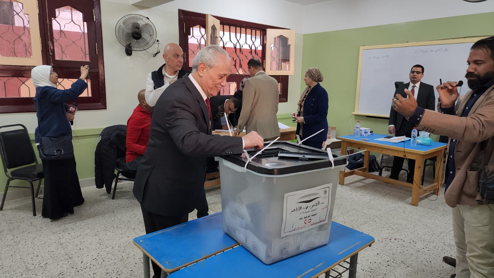 محافظ الأقصر يدلي بصوته في الانتخابات الرئاسية (3)