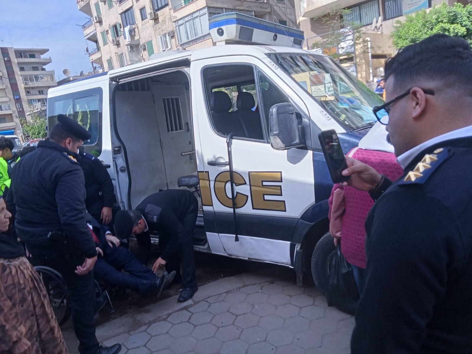 سيارة شرطة تنقل ناخب مسن الى مقر لجنته بمدرسة ليسيه الحرية بمصر الجديدة (2)
