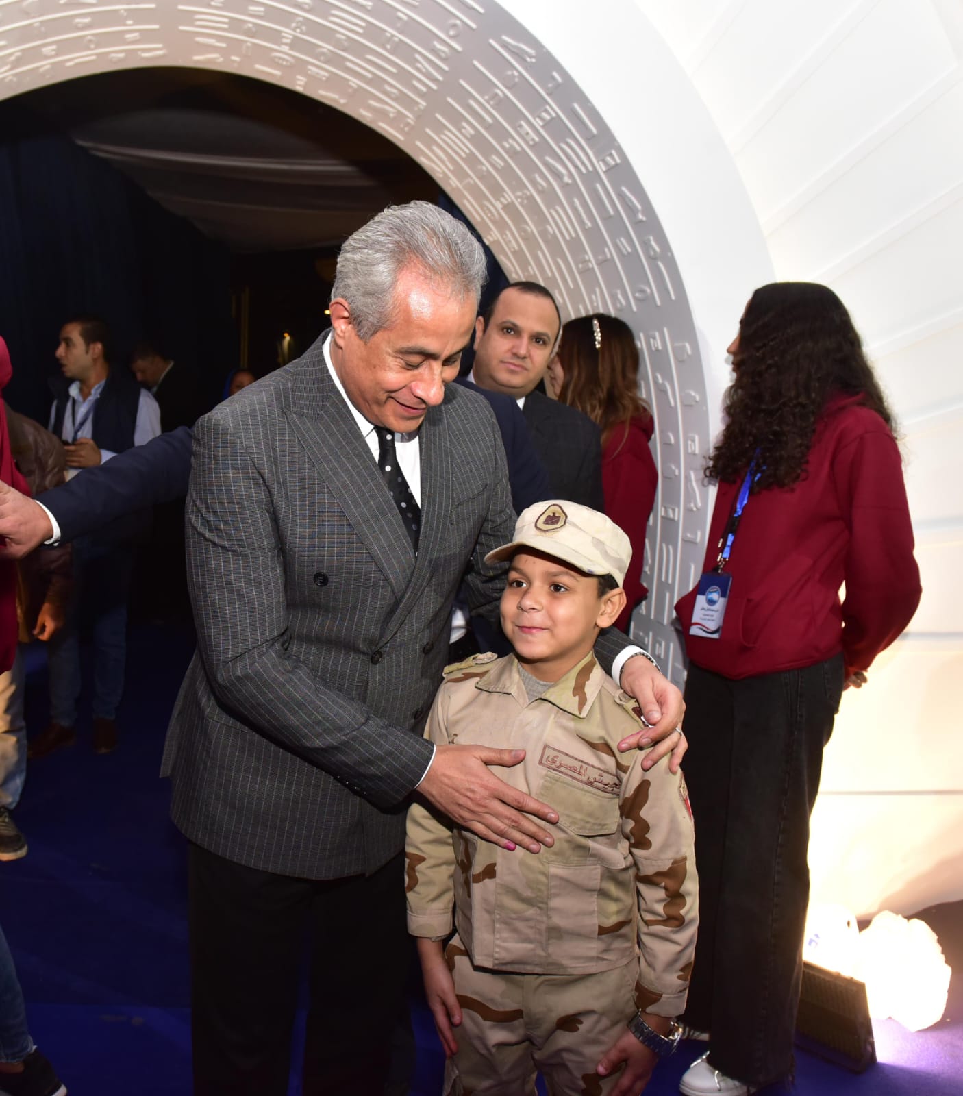 وزير العمل يلتقط صورا مع طفل خلال مشاركته بالانتخابات الرئاسية