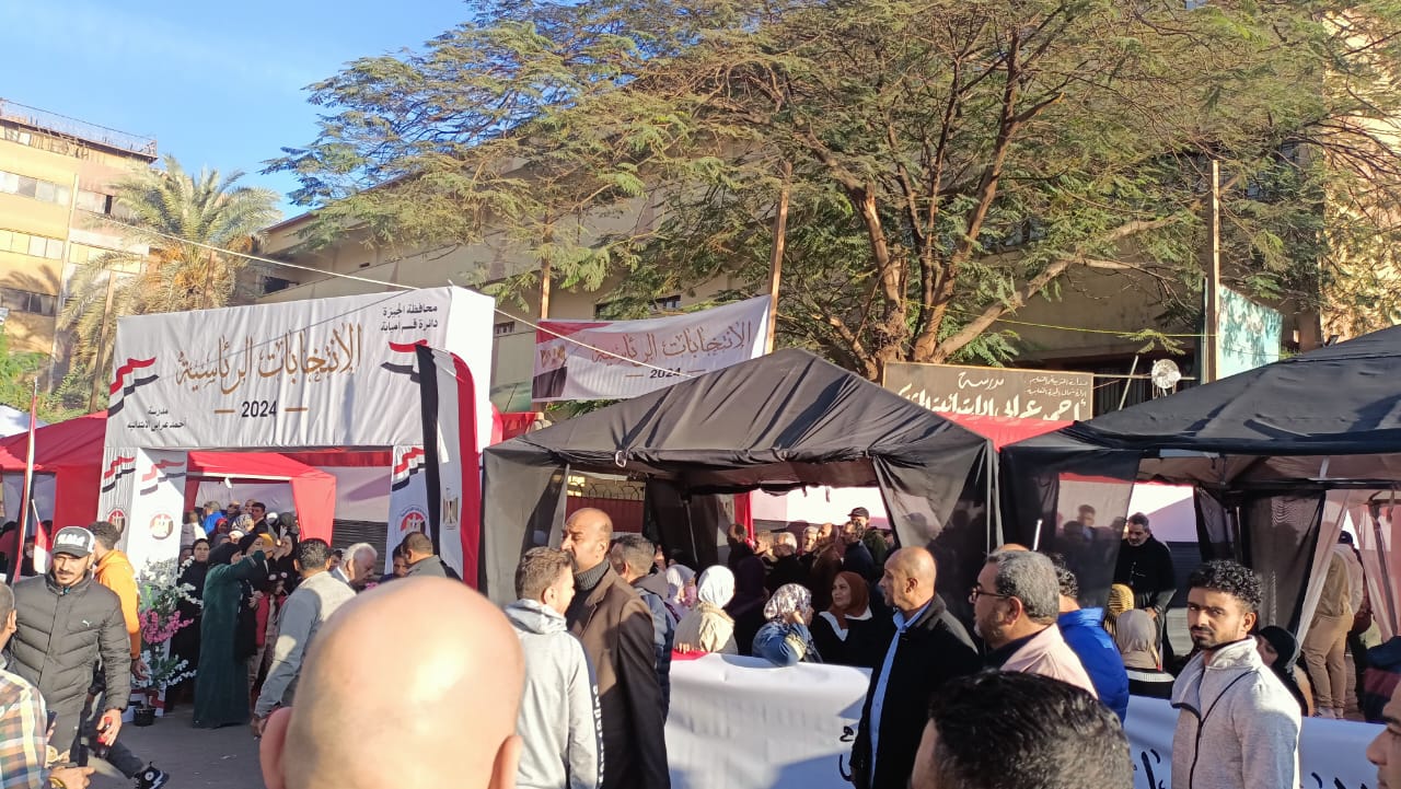 احتشاد الناخبين أمام مدرسة احمد عرابي احتشاد الناخبين أمام مدرسة احمد عرابي