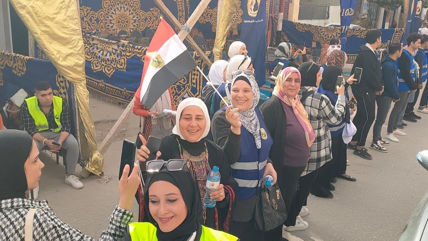 الشرطة تساعد كبار السن بلجان الانتخابات الرئاسية فى شمال سيناء (3)