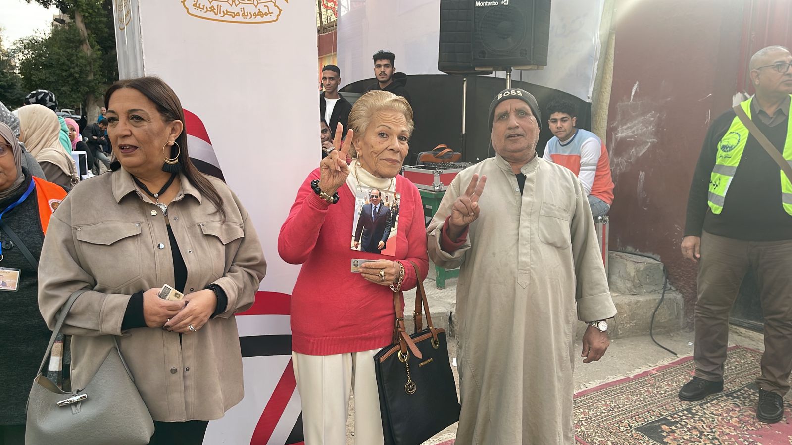 حشود الناخبين أمام لجنة مدرسة بدر بالدقي