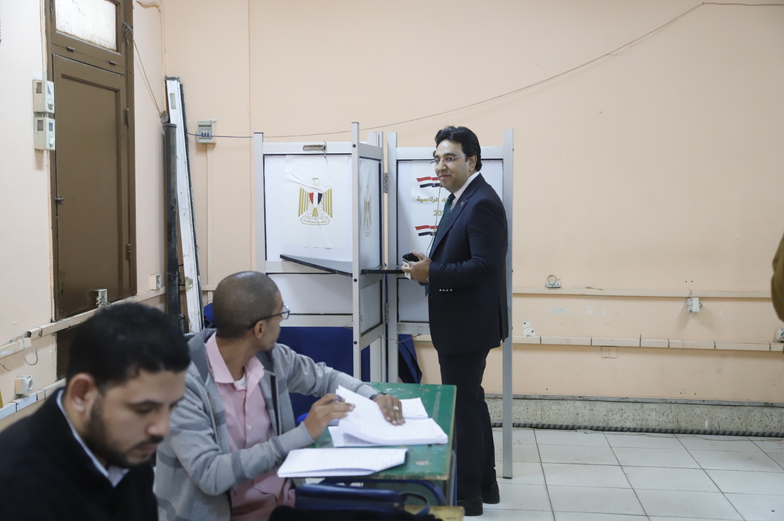 النائب أيمن محسب يدلي بصوته في الانتخابات الرئاسية (5)