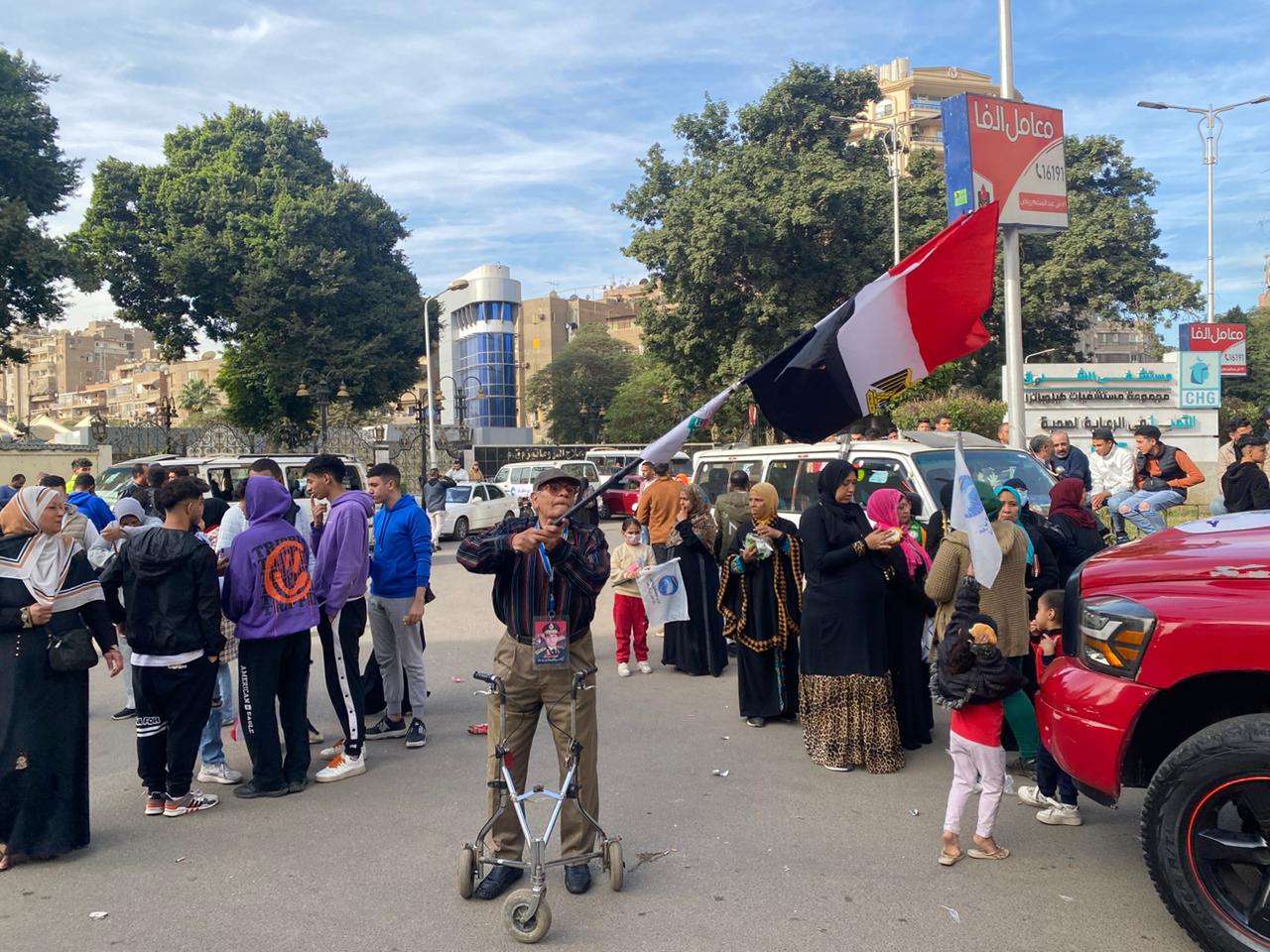 مسن يرفع علم مصر فى مدرسة القومية العجوزة