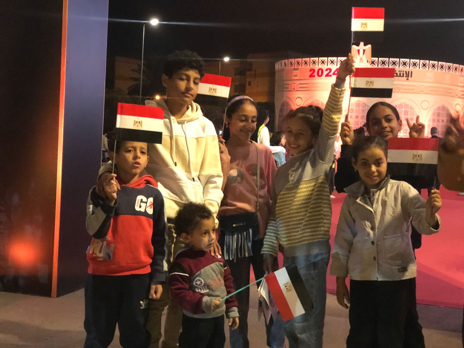 الأطفال يحملون أعلام مصر