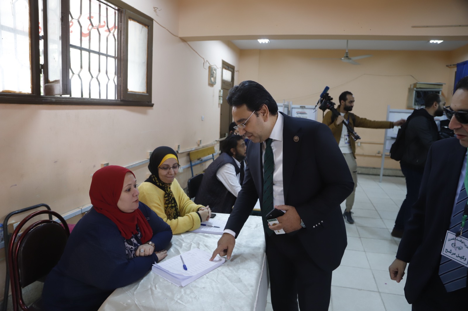 النائب أيمن محسب يدلي بصوته في الانتخابات الرئاسية (2)