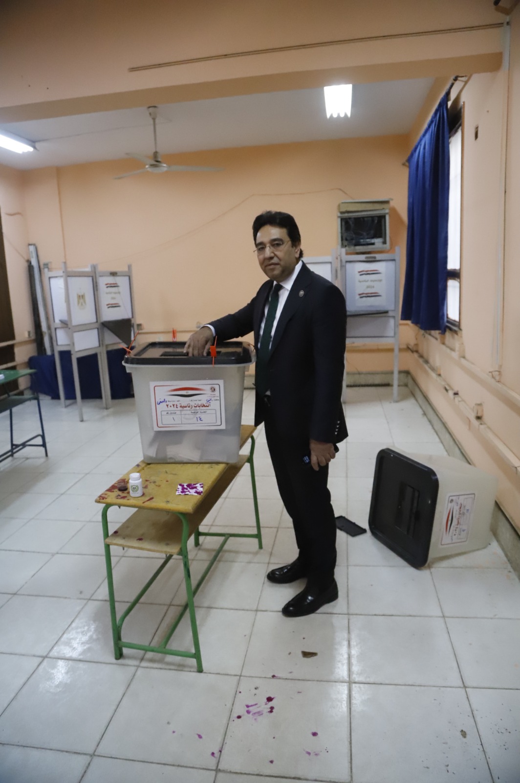 النائب أيمن محسب يدلي بصوته في الانتخابات الرئاسية (8)