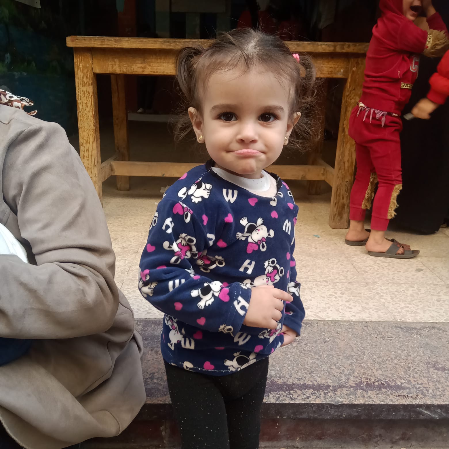 طفلة مع أسرتها داخل لجنة انتخابية بمصر القديمة