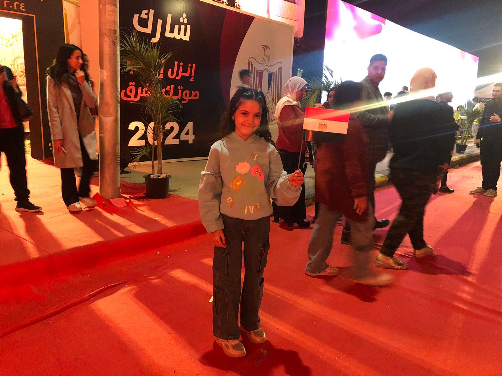 طفلة تحمل علم مصر