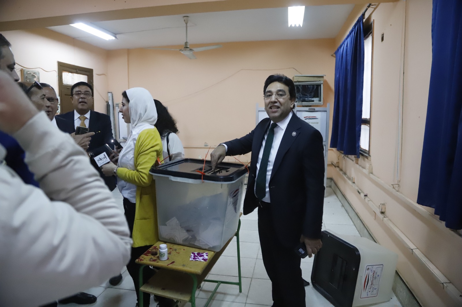 النائب أيمن محسب يدلي بصوته في الانتخابات الرئاسية (4)