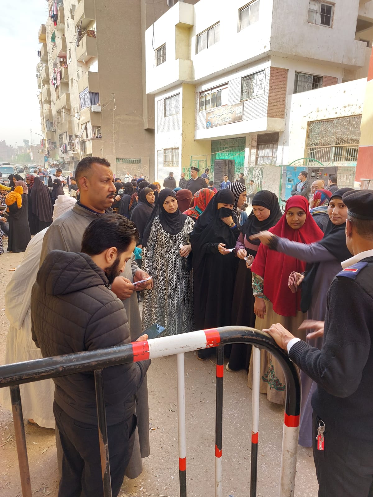 طوابير الناخبين تمتد خارج اللجان في فيصل بالجيزة (8)