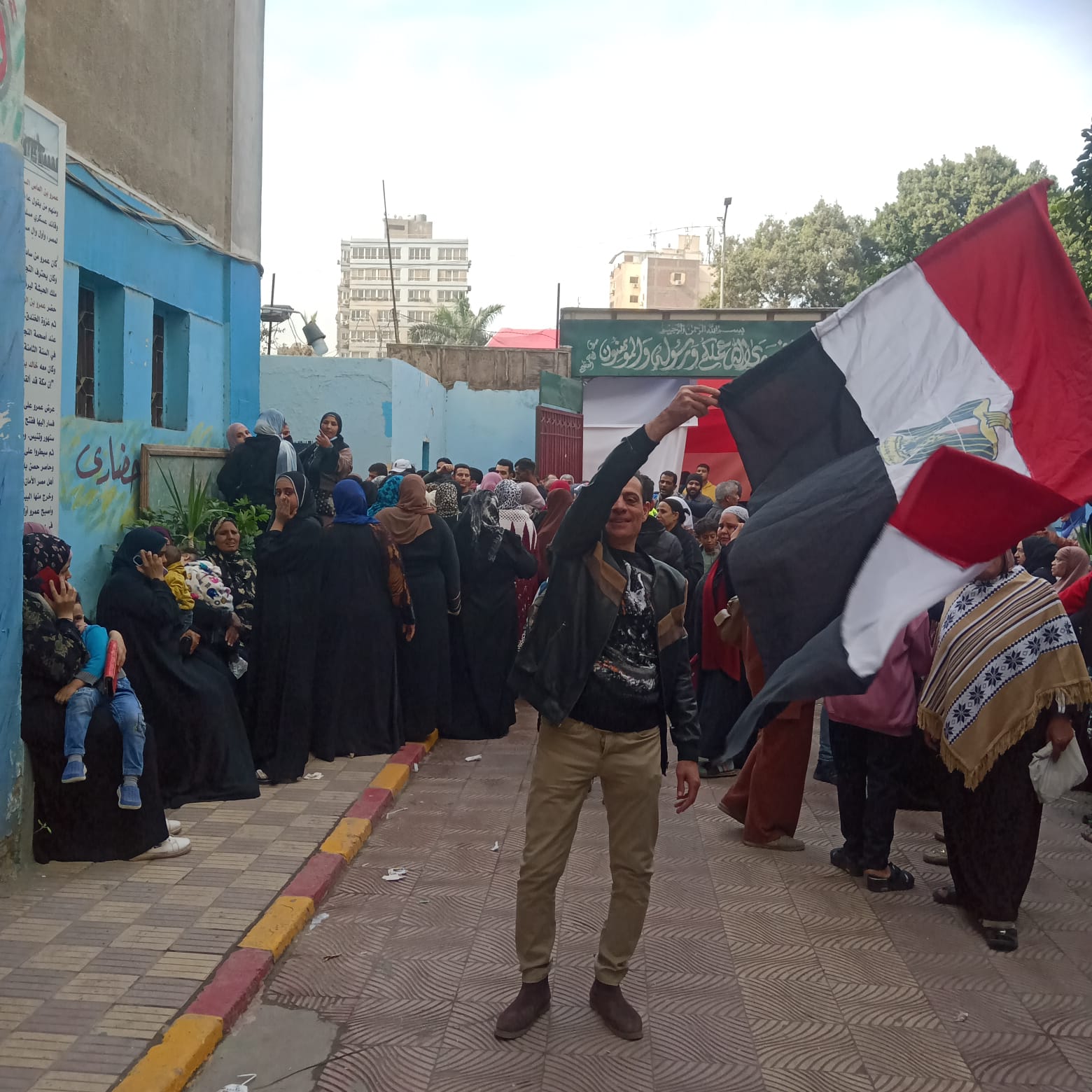 مواطن يرفع علم مصر عاليا في مصر القديمة مواطن يرفع علم مصر عاليا في مصر القديمة