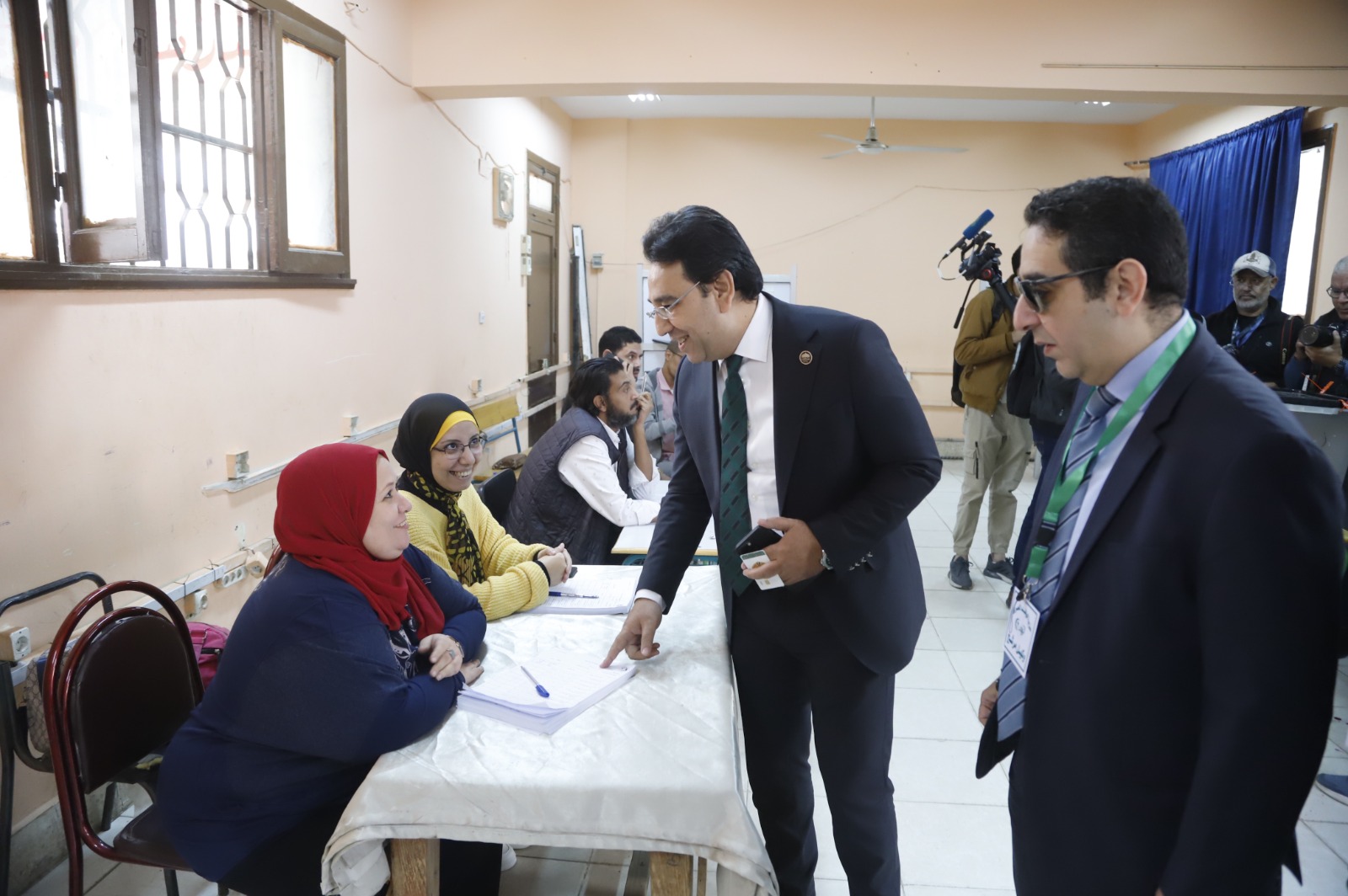 النائب أيمن محسب يدلي بصوته في الانتخابات الرئاسية (1)