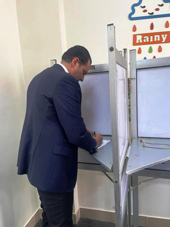 النائب أحمد عبد الجواد يدلى بصوته فى الانتخابات الرئاسية (1)