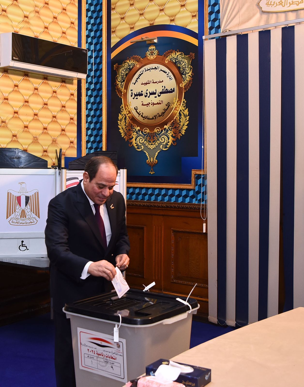 المرشح الرئايس عبد الفتاح السيسي يدلي بصوته  (3)