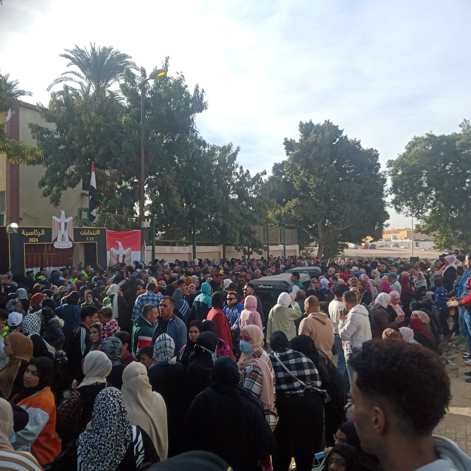 حشود الناخبين أمام اللجان الانتخابية في مصر القديمة